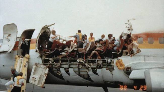 Repülés közben leszakadt a tető. Mi történt annak a Boeing-nek az utasaival, akik tető nélkül repültek