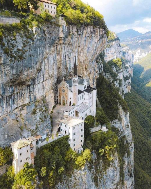 Madonna della Corona templom, Olaszország