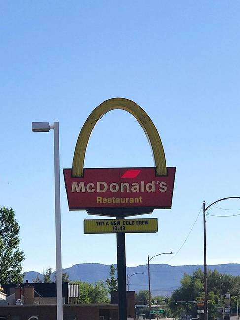 A Virginia állambeli McLean város világhírű egy íves McDonald's-a. (jogi vita miatt nem használhatták a megszokott logót)