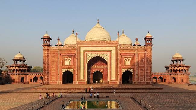 A Taj Mahal előtt található mecset, a Taj Mahal árnyékában.