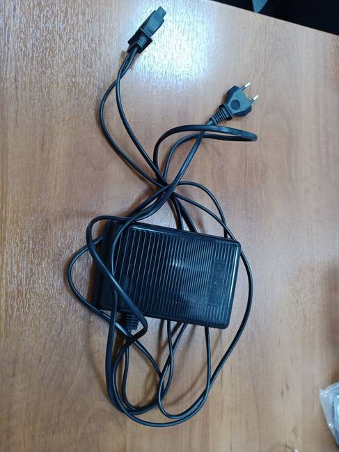 „A 18 órás műszakra készülve, 5:40-kor kelek, gyorsan készülődök. Laptop, töltő, kaja, fülhallgató, kávé - mindent bepakoltam. A munkahelyemre érve kivettem a laptopom a hátizsákomból, majd nyúltam a töltőjéért, de kiderült, hogy a varrógép pedálját hoztam magammal."