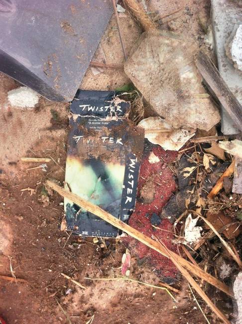 Egy tornádó által elpusztított ház romjainál talált VHS borító.