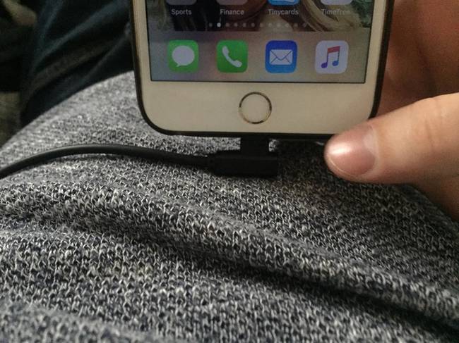 Valakinek végre eszébe jutott, hogy olykor töltés közben is szeretnénk használni a telefonunkat.