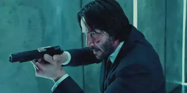 Tudtad, hogy John Wick nem csak a látszat kedvéért tartja ferdén a fegyverét a filmben?