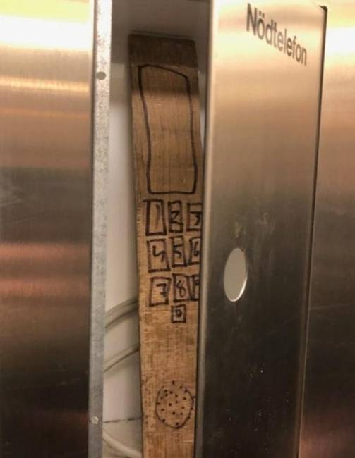 Nödtelefon = segélyhívó telefon. (svédül)