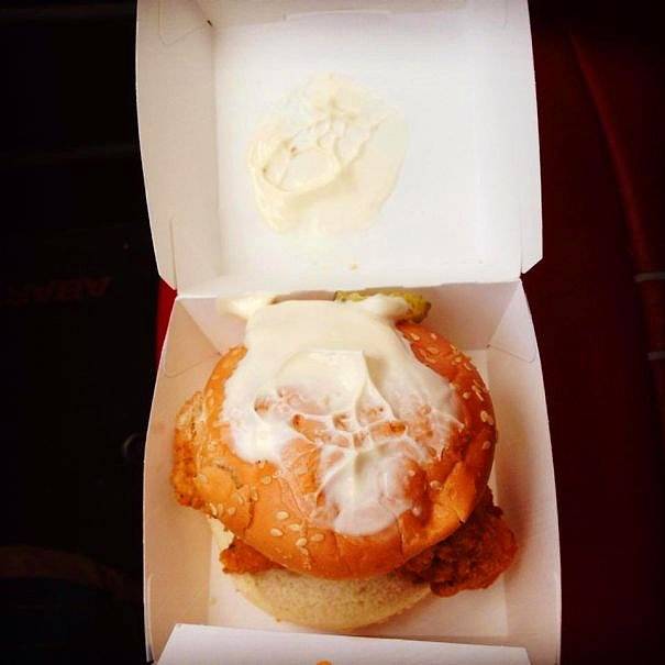 „A húgom extra majonézt kért a hamburgerébe."