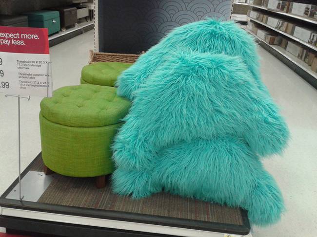 Ez a két bútor pont úgy néz ki, mint Mike és Sully a Szörny Rt. című filmből.