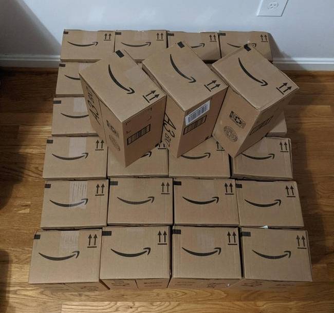 „27 könyvet rendeltem az Amazonról, ők pedig 27 dobozt küldtek nekem, mindegyikben egy-egy könyvvel."