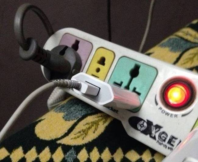 Egy toll belsejében található rugó segítségével elkerülhetjük, hogy a telefonunk töltőkábele megtörjön.