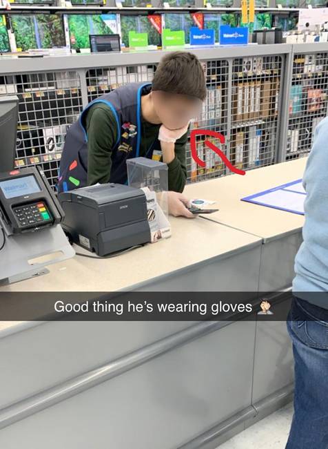 Még szerencse, hogy kesztyűt visel. 🙄