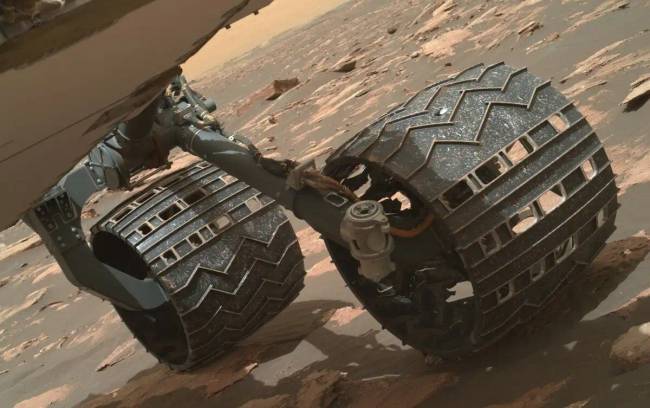 Mik ezek a furcsa kopásnyomok a Curiosity marsjáró kerekein, mikor alig 31 kilométert tett meg