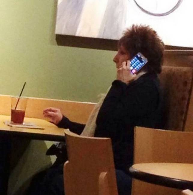 Ez azért magyarázza, hogy miért olyan nehéz telefonon beszélgetni a nagyszülőkkel.