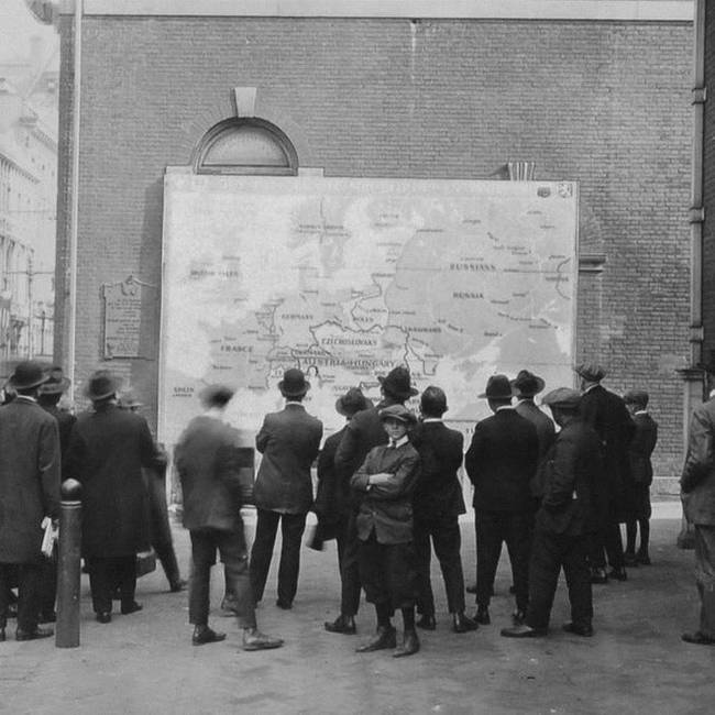 Az amerikai emberek az első világháború után átrendeződött európai határvonalakat nézik, 1918-ban.