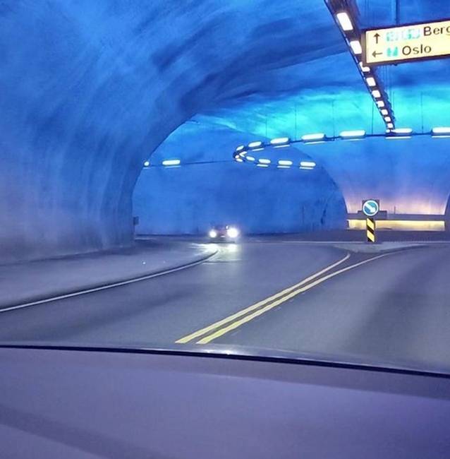 Norvégiában van egy alagút, aminek a belsejében egy körforgalom van, és az egész úgy van megvilágítva, mintha egy jéghegy belsejében lennénk.