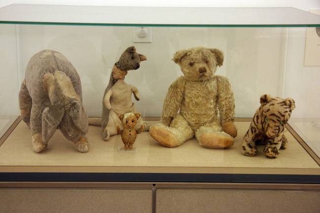 Az igazi Micimackó és Christopher Robin Milne (Róbert gida) egyéb játékai, melyeket édesapja, Alexander Milne adott neki 1920 és 1922 között.