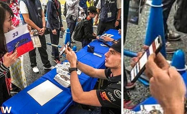 A holland autóversenyző, Max Verstappen mutatja éppen egy ázsiai "rajongójának", hogy hogyan is néz ki pontosan a hazája zászlaja.