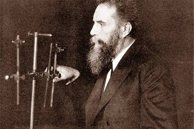 Wilhelm Röntgen munkahelyén.