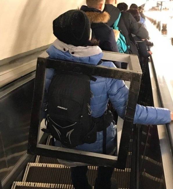 Rafinált módja ez annak, hogy távol tartsuk magunktól az embereket a tömegközlekedésen.