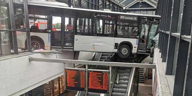 Ennek a busznak az utasai nem késték le a metrót, de vajon megérte?