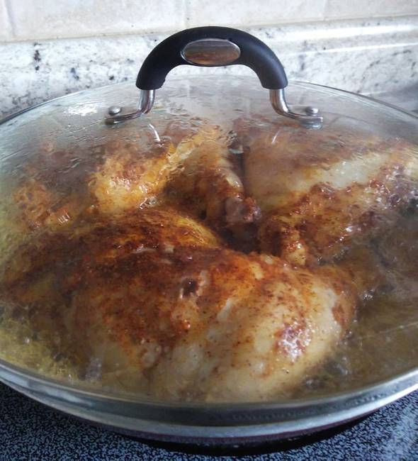 A gumi fogantyú közepén van egy fém fogantyú, ami úgy felmelegszik, hogy csupasz kézzel nem lehet hozzáérni.