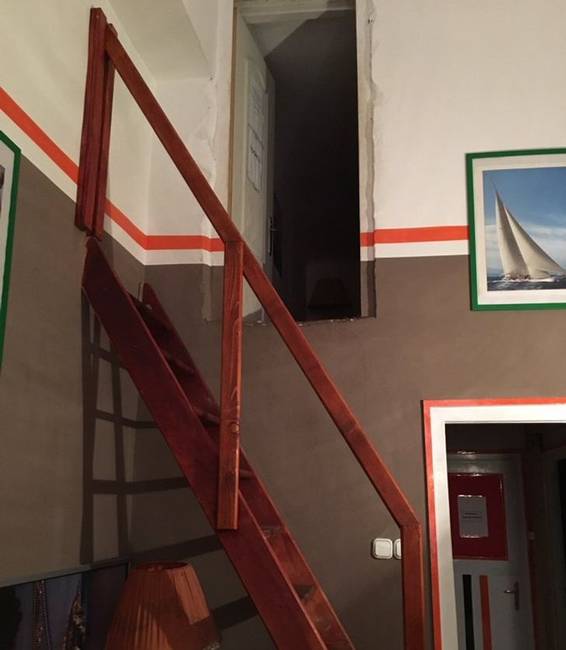 Egy budapesti hostel bejárata.