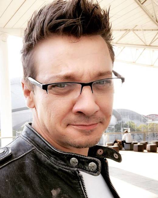 Színészi karrierje előtt Jeremy Renner sminkes volt.