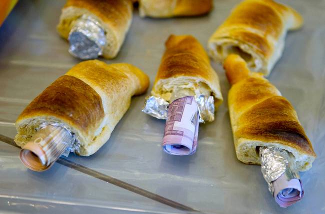 Péksüteményekben csempészett, alufóliába tekert pénz.
