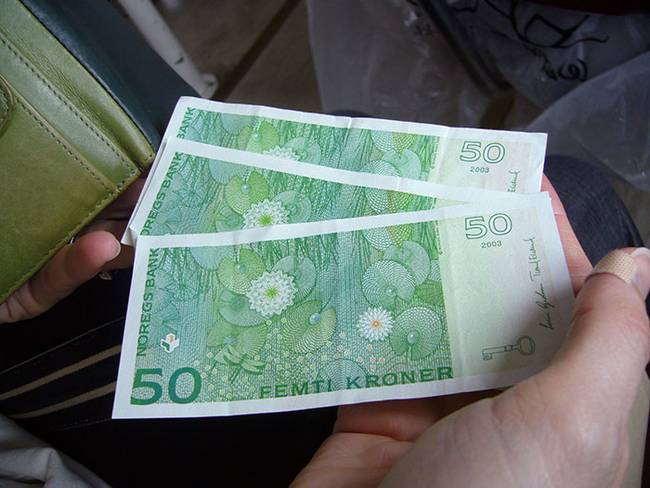 Norvégia összes lakosának jövedelme és vagyona nyilvánosan elérhető. Az ötlet lényege, hogy visszaszorítsák az adóelkerülést, mivel ennek köszönhetően, aki alacsony jövedelmet jelent be de mégis luxus körülmények között él, azonnal gyanússá válik a hatóságok előtt.