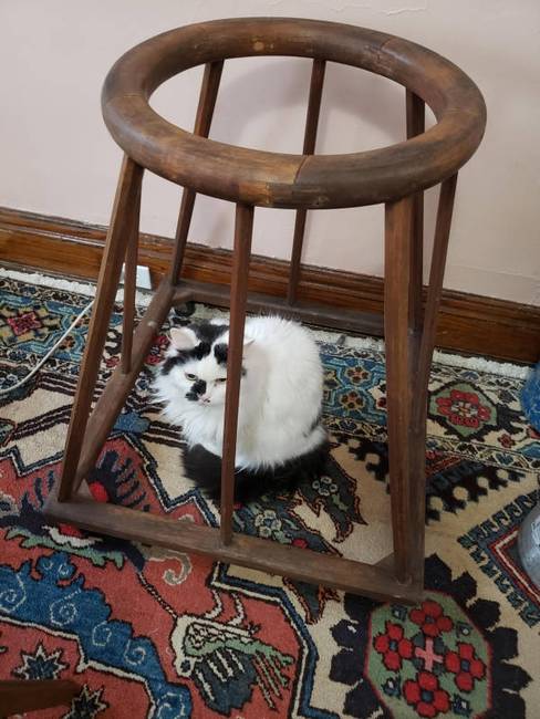 „Olyan, mint egy szék, aminek hiányzik a teteje."