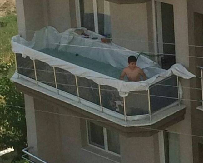 Ha az élet erkélyt ad: csinálj belőle medencét! :D