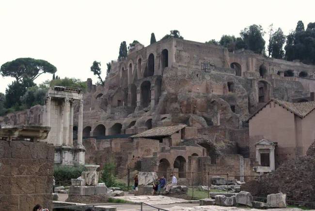 Caligula palotájának romjai a Palatinuson, Rómában.