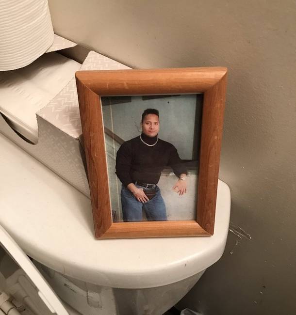 Végezetül pedig egy nélkülözhetetlen fiatal Dwayne Johnson-os kép, aminek minden WC-ben ott lenne a helye... :D