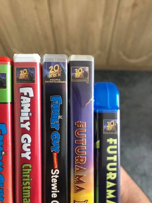 A Futurama című animációs sorozat a jövőben játszódik, tehát a dobozán nem 20th Century Fox a stúdió neve, hanem 30th Century Fox.