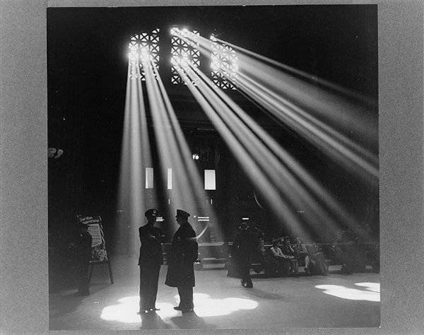 Egy vasútállomás váróterme. Chicago, Illinois, 1943.