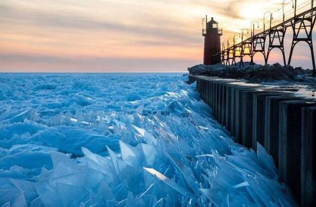 Lenyűgöző jégtáblák a Michigan-tónál.