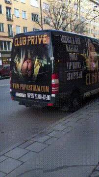 Hagyta, hogy eltereljék a figyelmét.