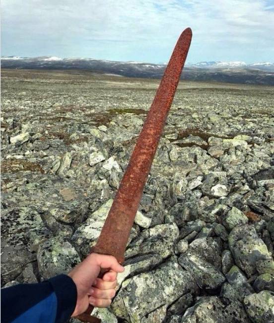 Egy túrázás közben talált 1100 éves Viking kard.