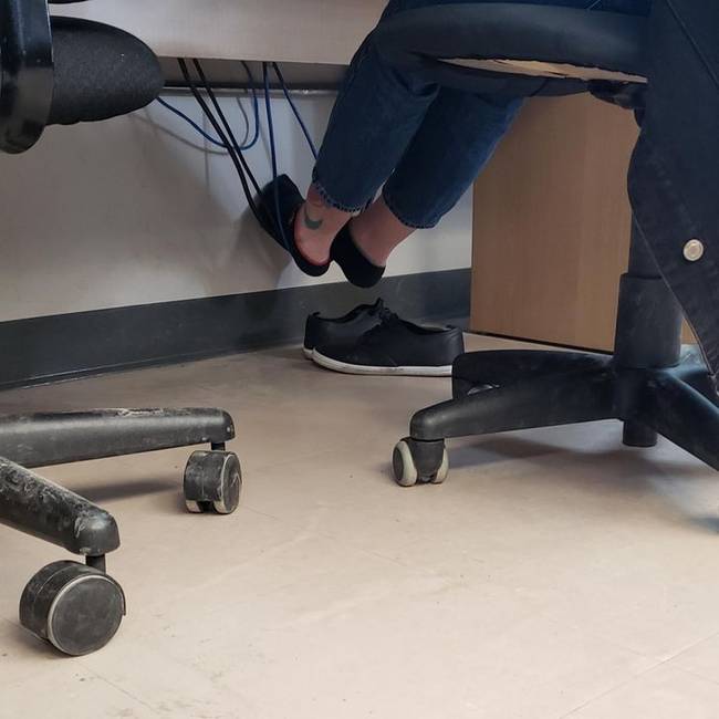 „Emberek! Ne használjátok a számítógépkábeleket a lábatok pihentetésére."