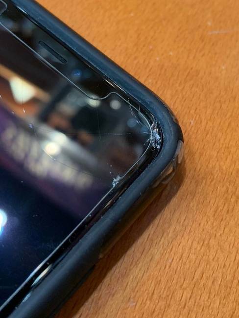 A telefon kiesett a zsebéből és betört pontosan a tok és a képernyővédő fólia között.