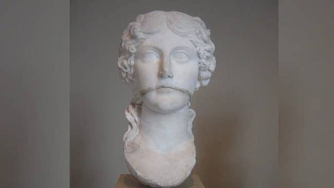 Agrippina, Caligula anyjának mellszobra.