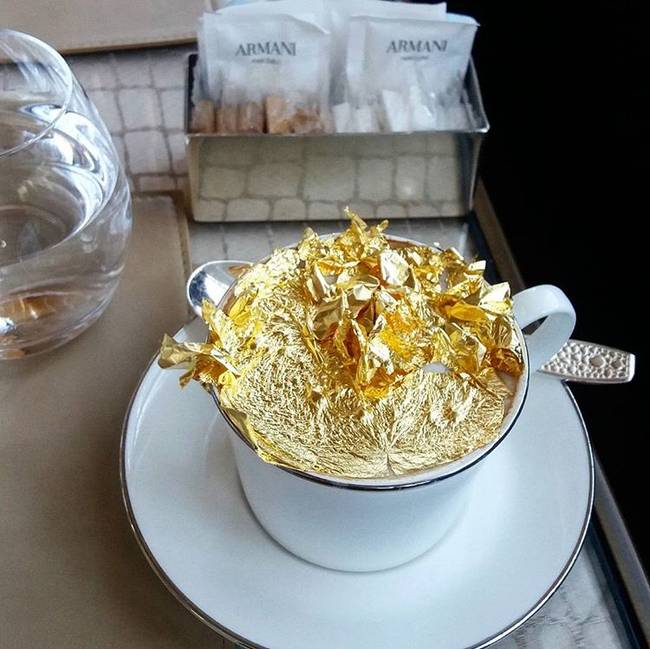 Állítólag a cappuccino is jobban csúszik, ha hab helyett arany-fóliával díszítik a tetejét.