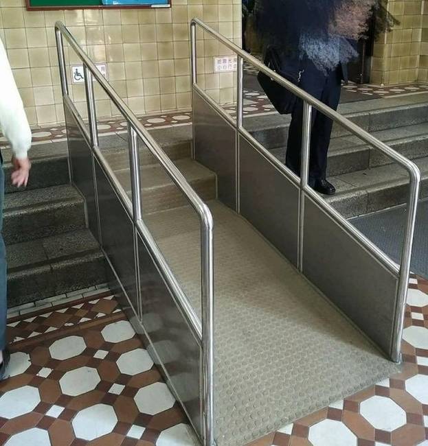 Valaki úgy gondolta, hogy biztos csak az első lépcsőfok jelent problémát a kerekesszékeseknek.