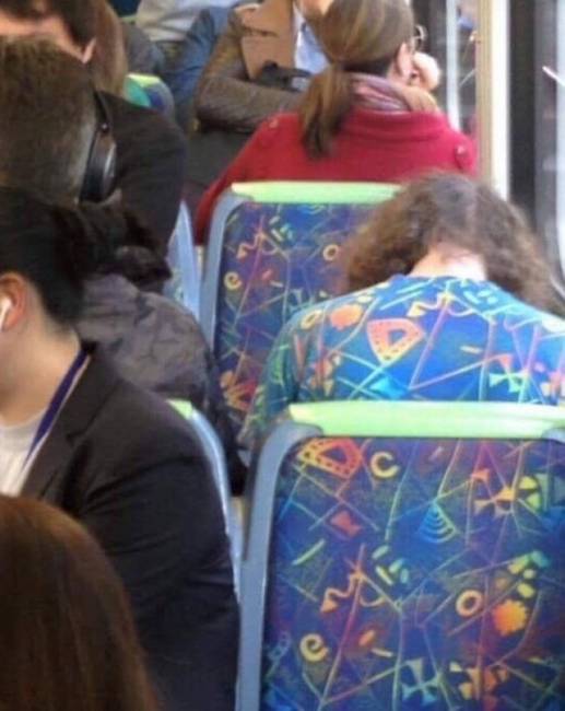 Ennek a lánynak a pólóját valószínűleg ugyanaz a cég készítette, aki ennek a busznak az üléseinek a huzatát tervezte.