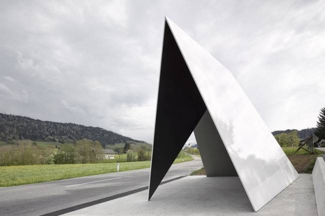Minimalista stílusban készült, modern buszmegálló, az ausztriai Krumbach-ban.