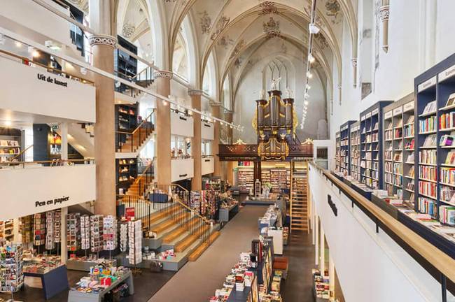 Könyvesbolt és kávézó egy régi templomban. (Zwolle, Hollandia)