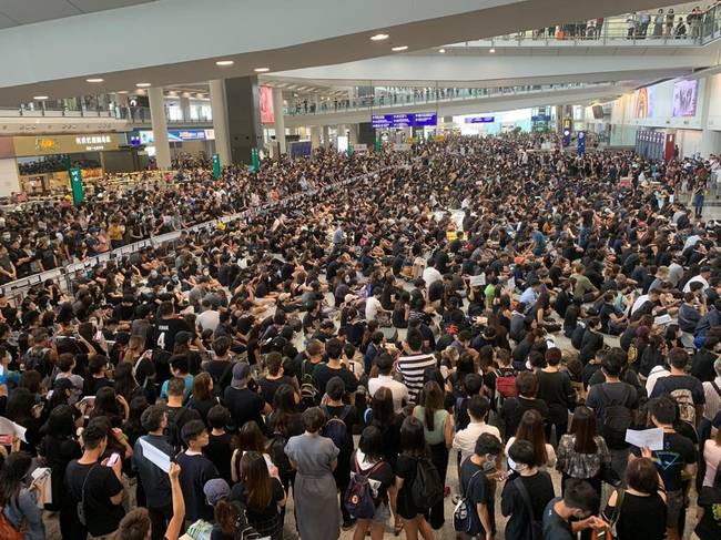 Így nézett ki, amikor fél évvel ezelőtt a Hong Kong-i tüntetések idején minden repülőjáratot töröltek.