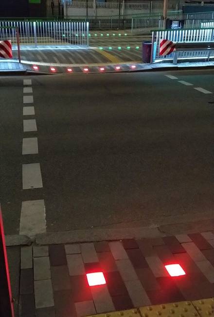 Ennél a gyalogátkelőhelynél az úttestben is vannak lámpák, hogy figyelmeztessék a telefonjukat bámuló embereket.