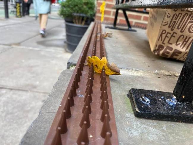 „Hogy ne legyen kedvünk leülni. New York."