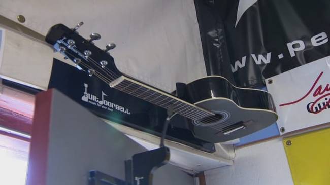 Ajtócsengő egy gitárboltban.