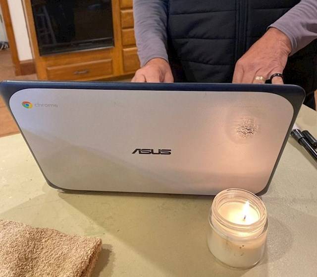„Apám nem értette, hogy miért jelent meg egy folt a laptop kijelzőjén. Kiderült, hogy túl közel tartotta a gyertyához, és megolvasztotta. 🤦🏽‍♀️"